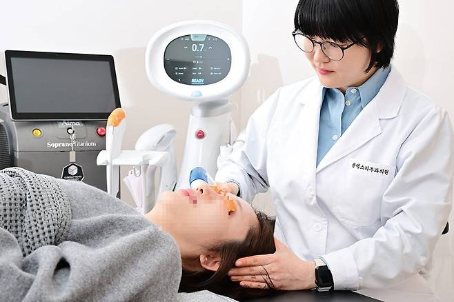 박혜영 압구정 플렉스피부과 원장이 환자에게 리프팅 시술을 하고 있다./이승재 기자