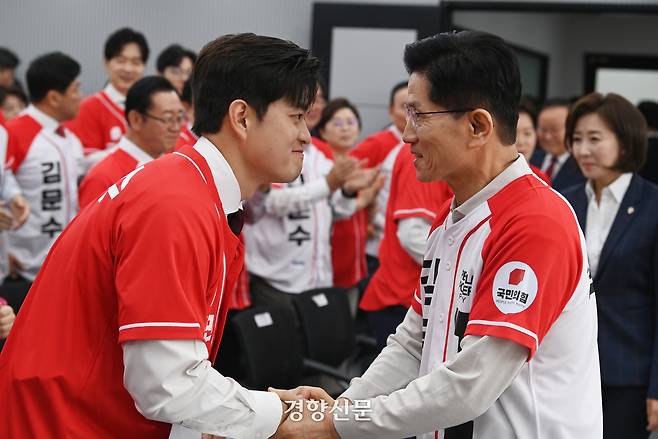 김문수 국민의힘 대선 후보가 12일 오전 서울 영등포구 여의도 국민의힘 중앙당사에서 열린 중앙선대위 임명장 수여식에서 비상대책위원장으로 내정된 김용태 의원과 인사하고 있다. 2025.05.12 성동훈 기자