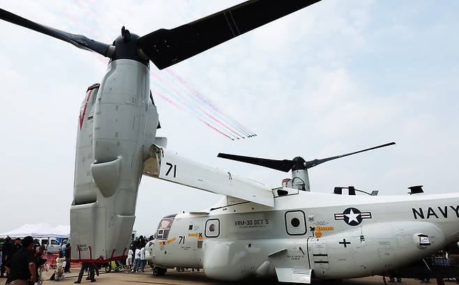 지난 11일 경기도 평택시 주한미공군 오산기지에서 열린 ‘오산 에어 파워 데이 2025’에서 공군 특수비행팀 블랙이글스가 멋진 에어쇼를 선보이고 있다. 연합뉴스