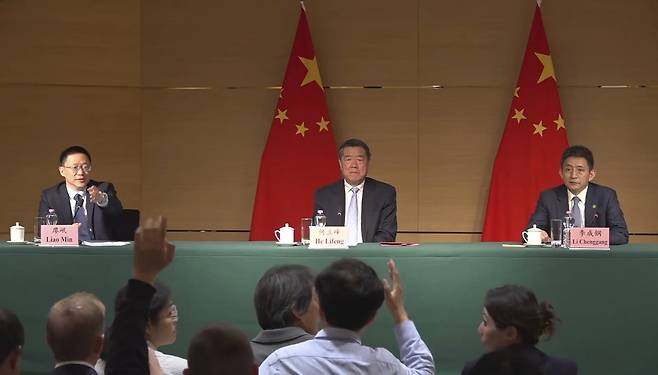 중국 측 협상 대표들이 11일(현지시간) 스위스 제네바에서 미국과의 협상을 마치고 기자회견을 열고 결과를 설명하고 있다. 왼쪽부터 랴오민 재정부 부부장, 허리펑 국무원 부총리, 리청강 상무부 부부장./AP연합뉴스