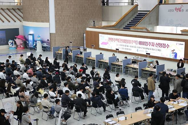 12일 인천시청에 마련된 천원주택 접수 창구에 신청자들이 대기하고 있다. 인천도시공사제공