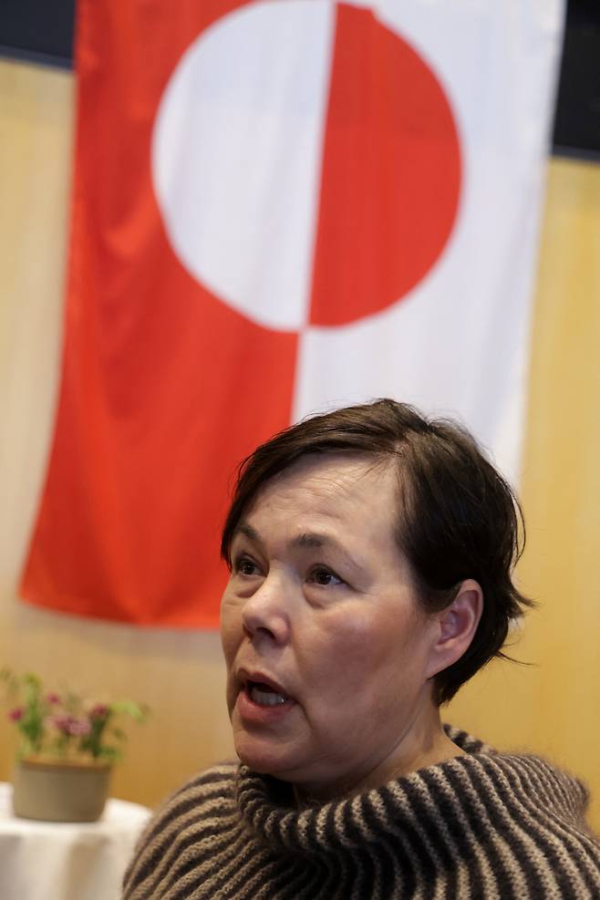 비비안 모츠펠트 당시 전진당(시우무트당) 대표가 3월 28일 그린란드 누크에서 언론과 대화하고 있다. 로이터연합뉴스