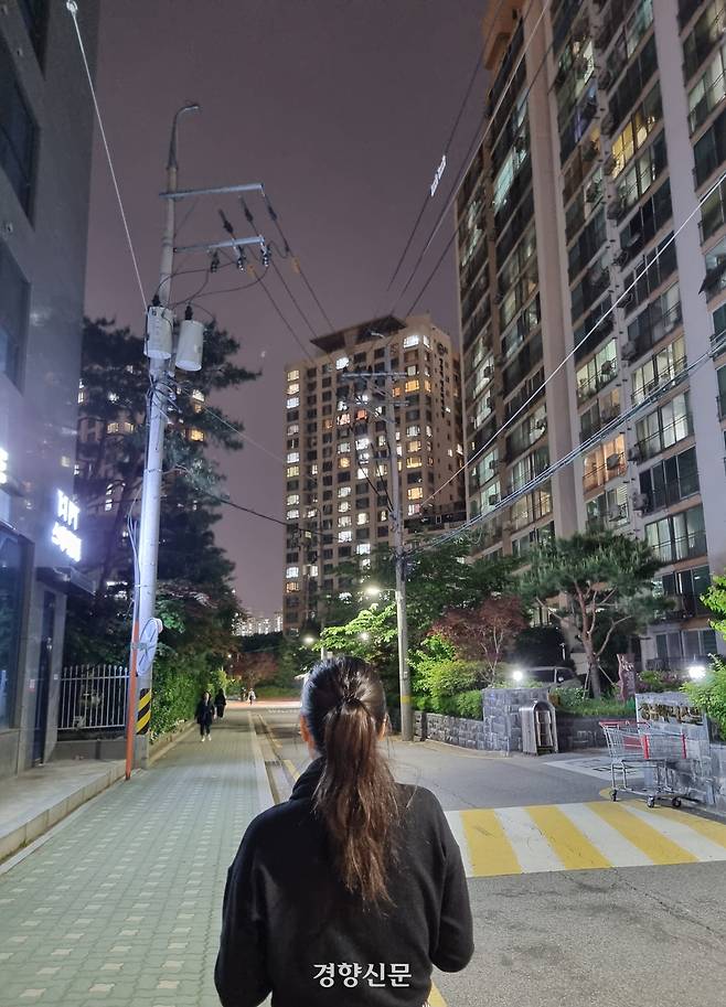 전세사기 피해자인 이모씨가 8일 서울 영등포구의 한 아파트를 바라보고 있다. 문광호 기자