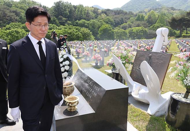 김문수 국민의힘 대선 후보가 12일 국립대전현충원 천안함 46용사 묘역에서 참배하고 있다. 연합뉴스