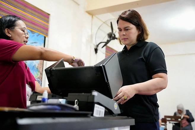 사라 두테르테 필리핀 부통령이 12일(현지시간) 필리핀 다바오시의 한 투표장에서 투표에 참여하고 있다. AFP연합뉴스
