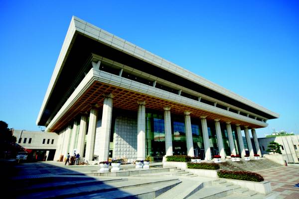 부산 남구 대연동에 위치한 부산문화회관 대극장 전경. (재)부산문화회관 제공