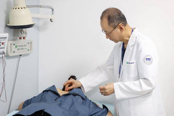 부산의료원 침구과 윤석봉 과장이 환자에 침술을 시행하고 있다.  부산의료원 제공