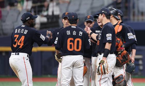 The Hanwha Eagles celebrate after beating the Kiwoom Heroes 8-0 at Gocheok Sky Dome in western Seoul on May 11. [NEWS1]