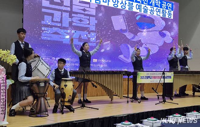 첫날인 10일 개막행사에 김대중 전라남도교육감, 윤병태 나주시장, 이재태 전라남도의회 교육위원을 비롯한 주요 인사들이 참석한 가운데, 식전 공연으로 전남예술고등학교 이성호 학생의 하모니카 연주와 은광학교 마림바 연주단의 공연이 펼쳐져 박수갈채를 받았다. /신영삼 기자