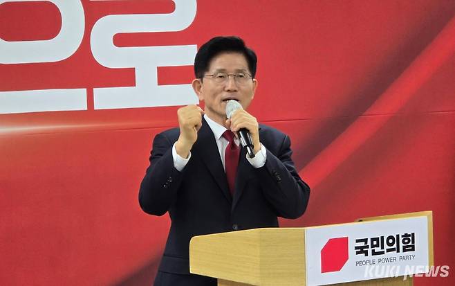 김문수 국민의힘 대통령 후보가 12시 대전시당을 찾아 충청권 광역철도 개통을 약속하고 있다. 사진=명정삼 기자