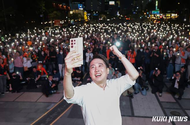 이준석 개혁신당 대선 후보가 12일 오후 서울 중구 청계광장에서 열린 출정식에서 유세차에 올라 셀카를 찍고 있다. 유희태 기자