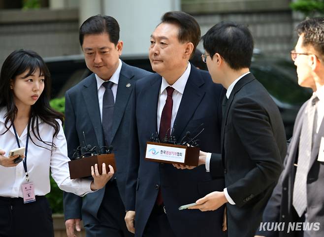 12·3 비상계엄 사태와 관련해 내란 우두머리 혐의 등으로 기소된 윤석열 전 대통령이 12일 서울 서초구 서울중앙지방법원으로 출석하고 있다. 사진공동취재단&nbsp;&nbsp;