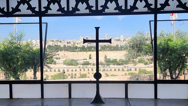 눈물교회 예배당에서 예루살렘을 향해 서 있는 십자가