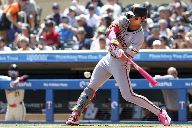 샌프란시스코 자이언츠의 이정후가 12일(한국시간) 미국 미네소타주 미니애폴리스 타깃필드에서 열린 미네소타 트윈스와의 2025 미국 메이저리그(MLB) 경기에서 3번 지명타자로 출전해 1회 안타를 때려내고 있다. AP연합뉴스