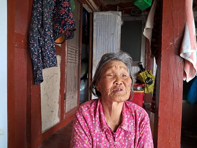 진용 형제의 늙으신 어머니는 많이 울어서 눈이 뭉개졌다고 하십니다. 이런 어머니가 섬에 제법 많이 사십니다.