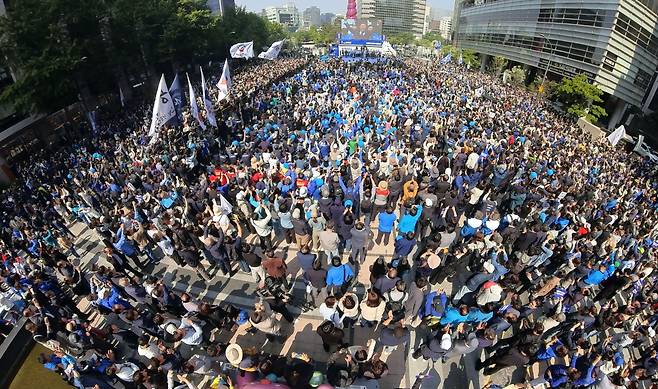 대통령 선거운동 첫날인 12일  서울 종로구 청계광장에 많은 더불어민주당원과 지지자들이 운집한 가운데 이재명 후보가 인사 하고있다.