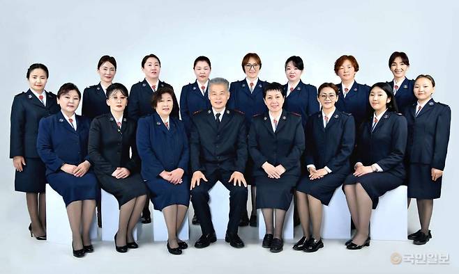 윤병학(앞 줄 가운데 왼쪽) 반유미(앞 줄 가운데 오른쪽) 사관과 울란바토르영문 제직들이 지난해 찍은 단체사진. 한국 구세군 몽골대표부 제공