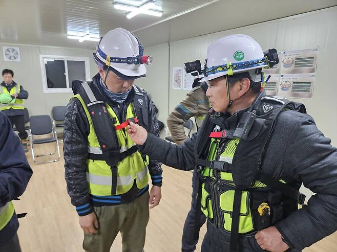 철도공단 관계자가 새롭게 도입되는 스마트에어조끼를 시착하고 있는 모습. 국가철도공단 제공