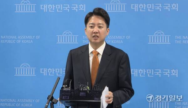 21대 대통령 선거에 출마한 이준석 개혁신당 후보가 12일 오전 서울 여의도 국회에서 기자회견 뒤 기자들의 질의에 답하고 있다. 김현철기자