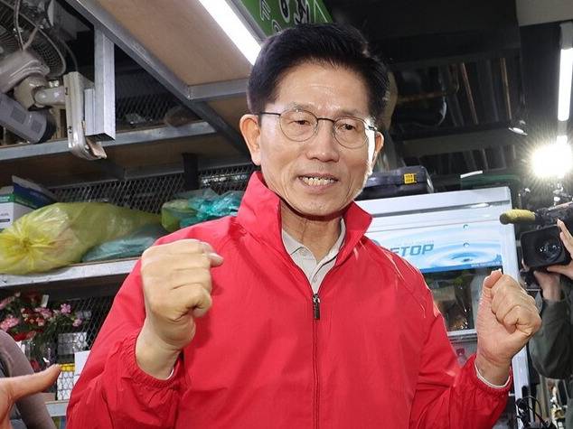 공식 선거운동 첫날인 12일 국민의힘 김문수 대선 후보가 서울 송파구 가락시장을 찾아 상인들과 인사하고 있다. 연합뉴스