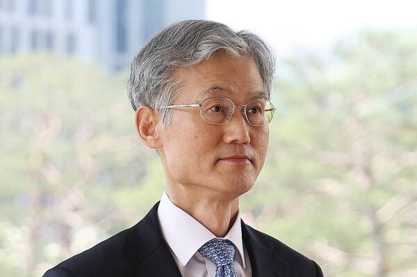 조희대 대법원장이 12일 서울 서초구 대법원으로 출근하고 있다. 연합뉴스