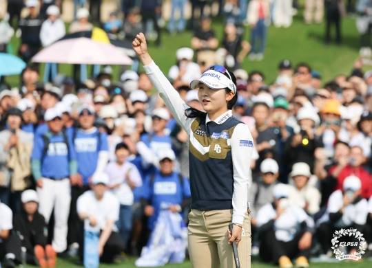 챔피언 퍼트를 넣고 주먹을 불끈 쥔 이예원. 사진[연합뉴스]