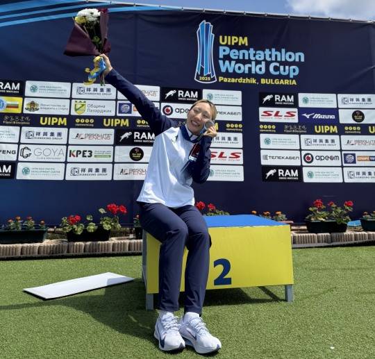 은메달 시상대에서 자축하는 성승민. 사진[연합뉴스]