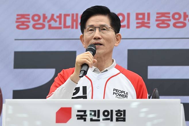 김문수 국민의힘 대선 후보가 12일 서울 영등포구 여의도 국민의힘 중앙당사에서 열린 중앙선대위 임명장 수여식에서 발언하고 있다. [사진 출처 = 공동취재단, 연합뉴스]