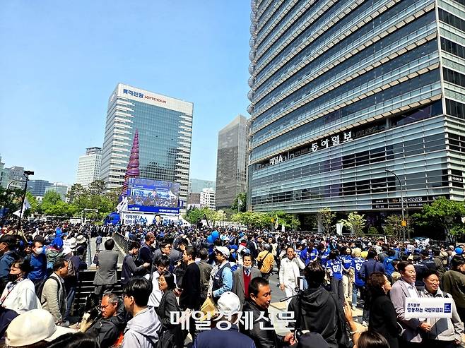 더불어민주당은 제21대 대통령선거 공식선거운동의 막이 오른 12일 서울 광화문 청계광장에서 출정식을 열었다. 민주당 선대위 공보단에 따르면 이날 청계광장 출정식 및 1차 유세에는 약 2만명의 인원이 운집했다. [사진 = 김혜진 기자]