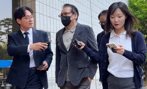 건진법사 전성배 씨가 12일 정치자금법 위반 혐의 사건의 속행 재판에 출석하는 모습. [사진 출처 = 연합뉴스]