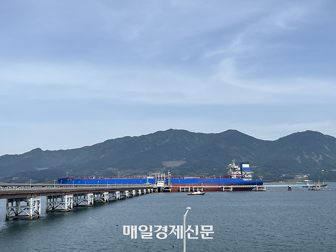 한국석유공사 여수지사 인근 부두(제티)에 접안한 유조선. 미국산으로 교체하기 위해 공사가 판매한 오만산 비축유가 여기 실릴 예정이다. [신유경 기자]