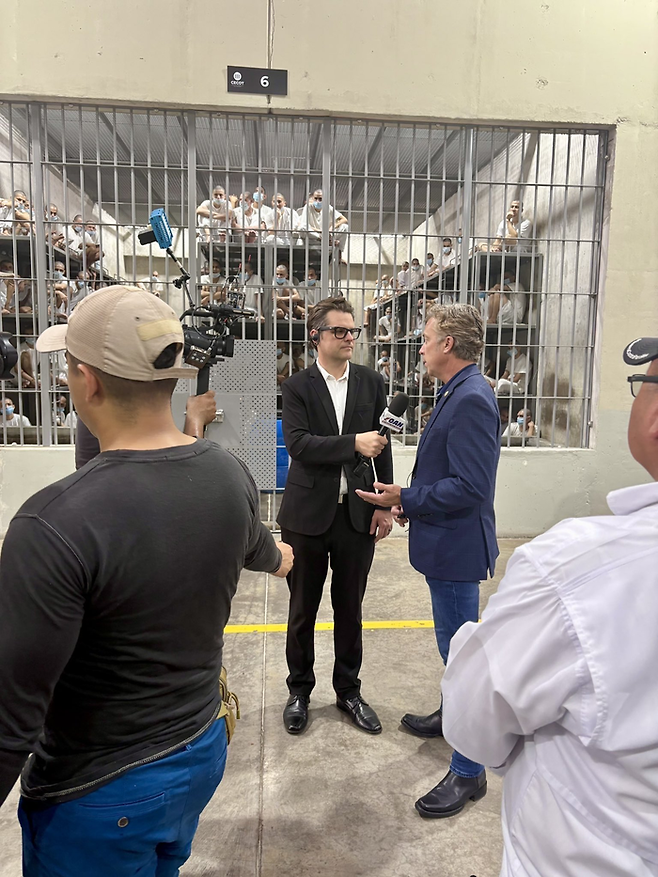 맷 게이츠 전 미국 하원의원이 지난 10일 자신의 엑스 계정에서 엘살바도르 테러범수용센터 방문을 공개했다. [사진 = 멧 게이츠 X(엑스)]