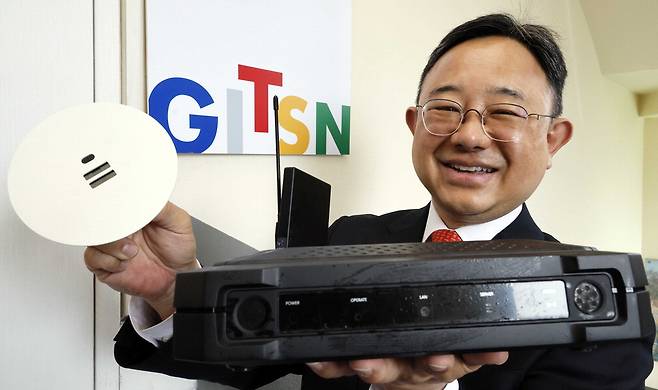 한동진 지슨 대표가 자사가 독자 개발한 상시형 불법촬영 탐지 시스템(Alpha-C)과 상시형 무선도청 탐지 시스템(Alpha-S/I)을 소개하고 있다. 김호영 기자