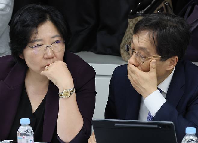 지난달 30일 서울 종로구 서울대학교 치과병원에서 열린 교육부-의대학장단 간담회에서 김홍순 교육부 의대교육지원관(왼쪽)과 이종태 한국의과대학·의학전문대학원협회 이사장이 대화하고 있다. [연합뉴스]