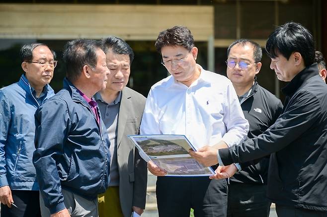 노관규 순천시장은 12일 옛 승주군청 일원에 조성될 그린바이오산업 전진기지 부지를 직접 찾고 현장 점검에 나섰다. 순천시 제공.