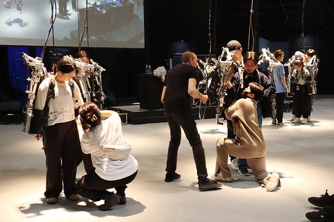 국립아시아문화전당(ACC)이 운영하는 ACC 전문인 교육 프로그램의 '콘텐츠 발굴·실행' 과정에서 수강생들이 모션 캡처 장비를 활용한 영상 제작 실습을 하고 있다.  ACC