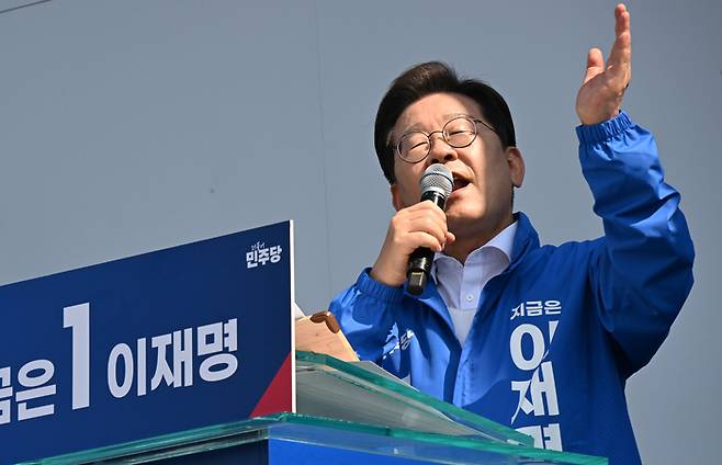 이재명 더불어민주당 대선후보가 12일 경기 화성시 동탄센트럴파크에서 열린 집중유세에서 연설하고 있다. [김호영 기자]