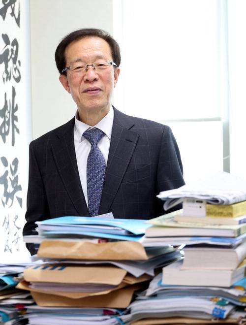 이석연 더불어민주당 공동선대위원장은 지난 8일 서울 강남 사무실에서 진행된 매일경제와 인터뷰에서 "이재명 후보의 경제 정책은 헌법에 기반한 시장경제를 지향할 것"이라며 "고소득자 등을 겨냥한 징벌적 과세는 시장의 도전정신을 저해하는 정책"이라고 강조했다.  이충우 기자