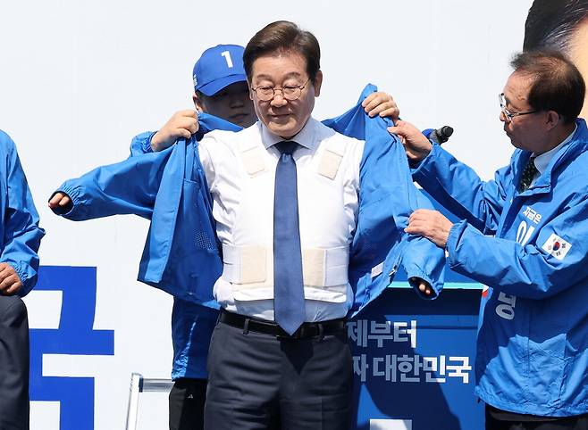 방검복 입고 출정 이재명 더불어민주당 대선후보가 12일 서울 광화문 청계광장에서 열린 중앙선거대책위원회 출정식에서 방검복 위에 선거운동복을 입고 있다.  김호영 기자