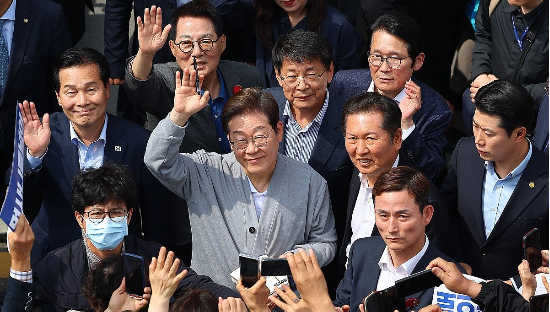 남도문화벨트 골목골목 경청투어에 나선 이재명 더불어민주당 대선 후보가 11일 전남 영암군 학산면 독천낙지거리를 찾아 지지자들에게 인사하고 있다. (사진=연합뉴스)