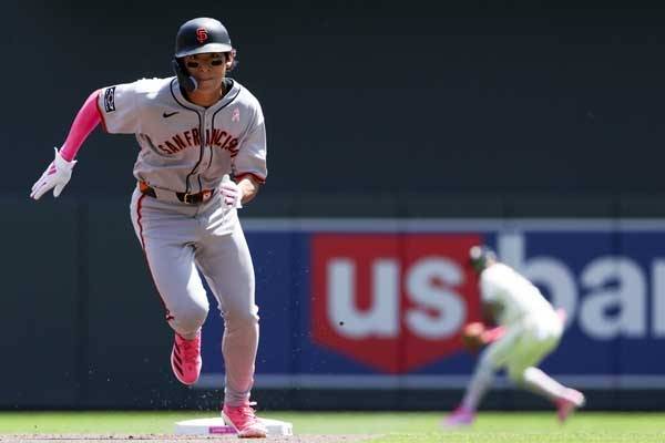 이정후가 1회초 공격에서 우익수 뜬공 때 태그업하고 있다. 사진= AP= 연합뉴스 제공