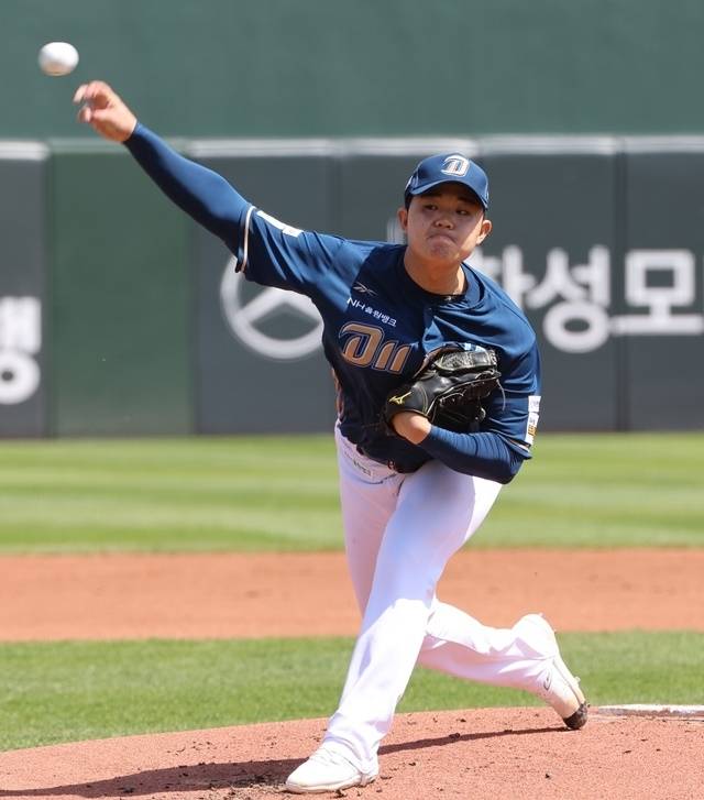 11일 두산 더블헤더 2차전에서 씩씩하게 공을 뿌린 김녹원. 사진=연합뉴스