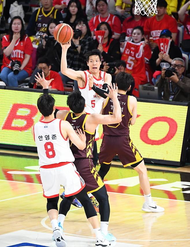 패스를 시도하고 있는 김선형. 사진=KBL