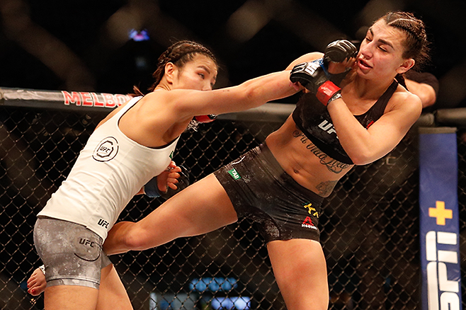 동양태평양복싱연맹 타이틀매치 출신 김지연이 2019년 10월 UFC 243 호주 멜버른 마블 스타디움 관중 5만7127명 앞에서 펀치로 공격하고 있다. 사진=AFP=연합뉴스 제공