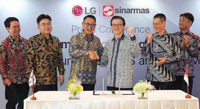 ????????? LG CNS ????(??????에서 ?? ???째)?? ?????????? ??????? ??????? ?????? ?????(왼쪽에서 ?? ?????)이 11일(현지시간) 인도네시아 그랜드하얏트 자카르타에서열린 'LG 시나르마스 테크놀로지 솔루션' 출범식에서 기념촬영하고 있다.  / 사진제공=LG CNS