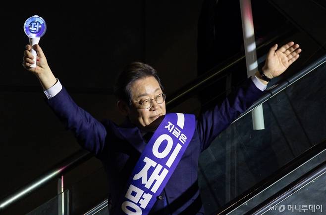 (고양=뉴스1) 이재명 기자 = 이재명 더불어민주당 대선 경선 후보가 27일 경기 고양시 킨텍스에서 열린 수도권·강원·제주 합동연설회에 참석하며 지지자들을 향해 손인사를 하고 있다. 2025.4.27/뉴스1  Copyright (C) 뉴스1. All rights reserved. 무단 전재 및 재배포,  AI학습 이용 금지. /사진=(고양=뉴스1) 이재명 기자