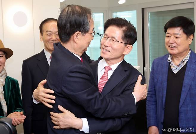 김문수 국민의힘 대선 후보가 11일 오전 서울 여의도 국민의힘 당사 내 대통령 후보실에서 한덕수 전 국무총리와 회동하며 포옹하고 있다. (공동취재) 2025.05.11. /사진=뉴시스 /사진=