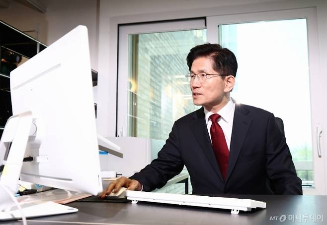 김문수 국민의힘 대통령 후보가 8일 오후 서울 여의도 중앙당사에 마련된 후보실에서 업무를 보고 있다. 2025.5.8/뉴스1 Copyright (C) 뉴스1. All rights reserved. 무단 전재 및 재배포, AI학습 이용 금지.