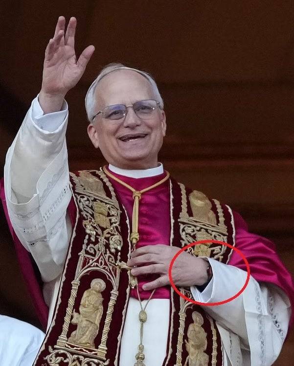 교황 왼쪽 손목에 애플워치로 추정되는 시계가 착용돼 있다. /사진=폰아레나