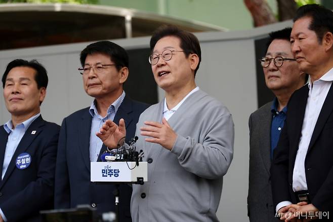 [해남=뉴시스] 조성우 기자 = 민심을 청취하는 '경청 투어'에 나선 이재명 더불어민주당 대선후보가 11일 전남 해남군 해남읍 인근 광장에서 연설을 하고 있다. 2025.05.11. xconfind@newsis.com /사진=조성우
